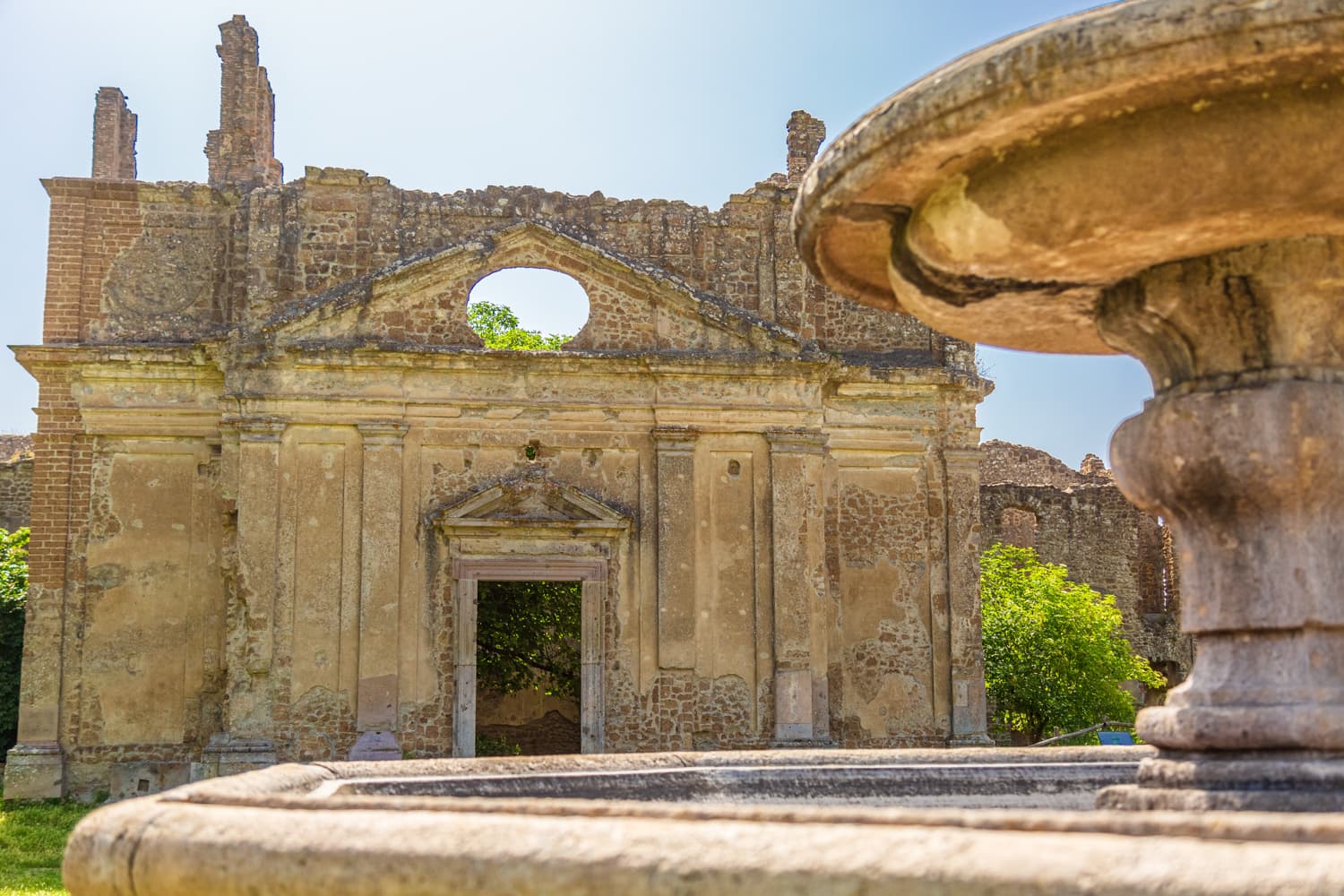 Monterano_Chiesa di San Bonaventura e calco della Fontana Ottagonale