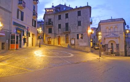 Dal Museo civico archeologico di Tolfa al centro storico Dal Museo civico archeologico di Tolfa al centro storico