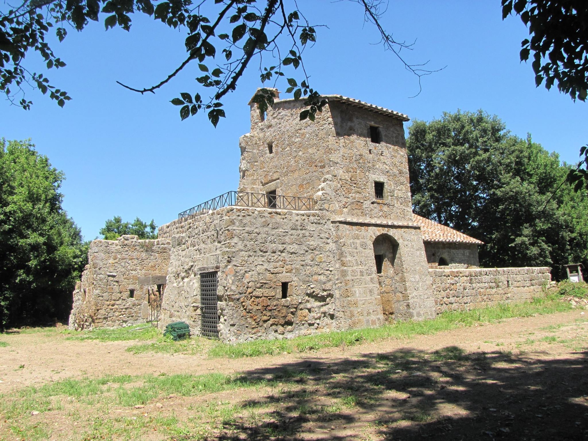 Andata e ritorno dal mondo degli Inferi: archeotrekking nelle necropoli rupestri